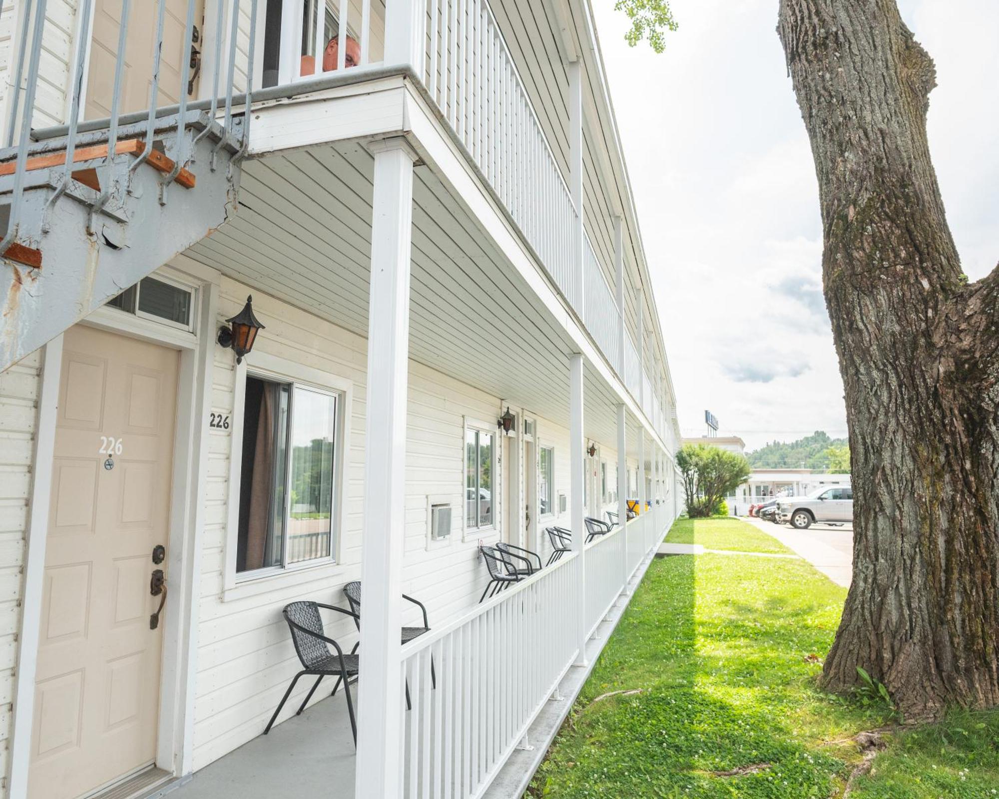 Auberge Le Parasol Chicoutimi Exterior foto