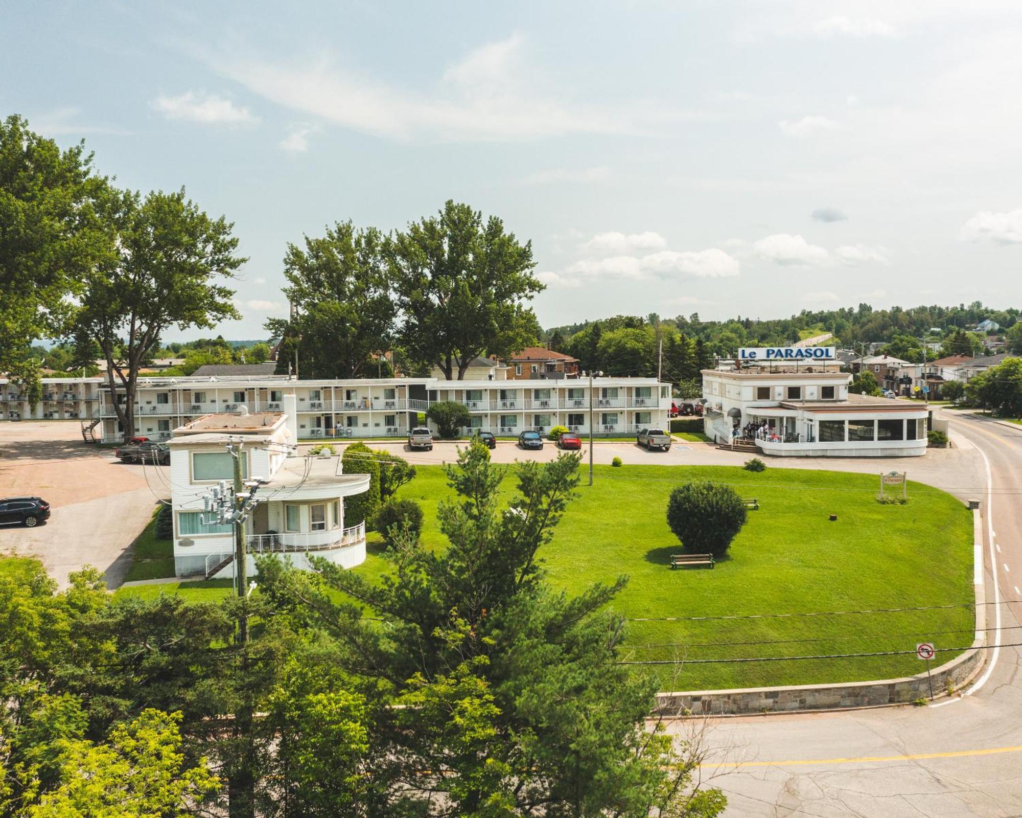 Auberge Le Parasol Chicoutimi Exterior foto